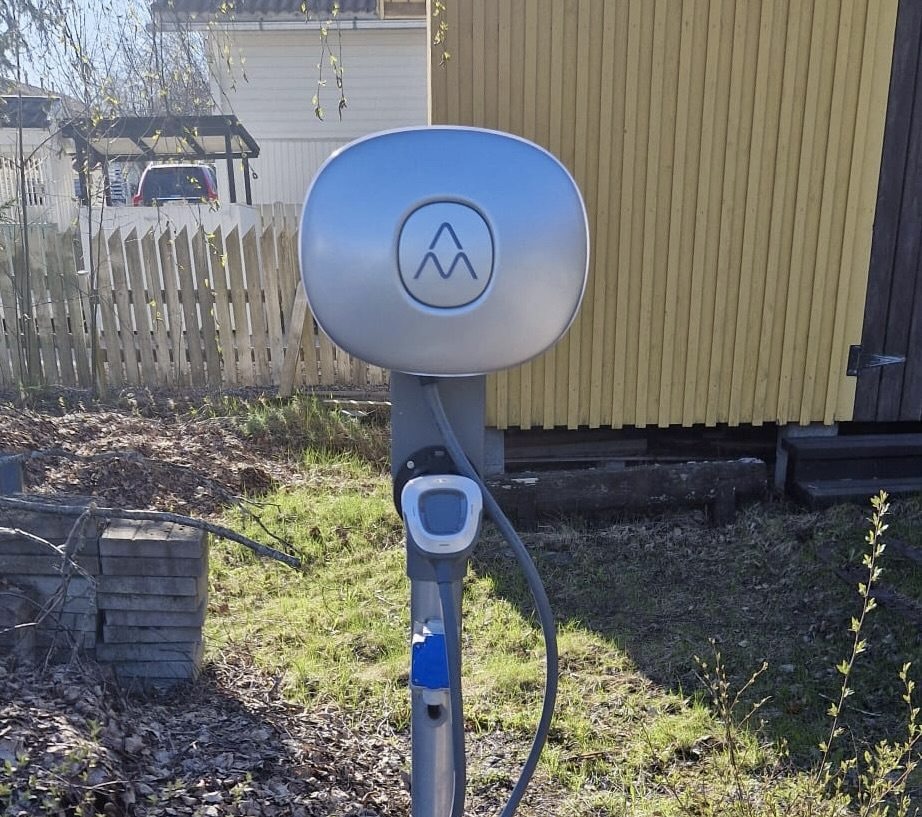 Charge Amps pylväslaturi pihalla