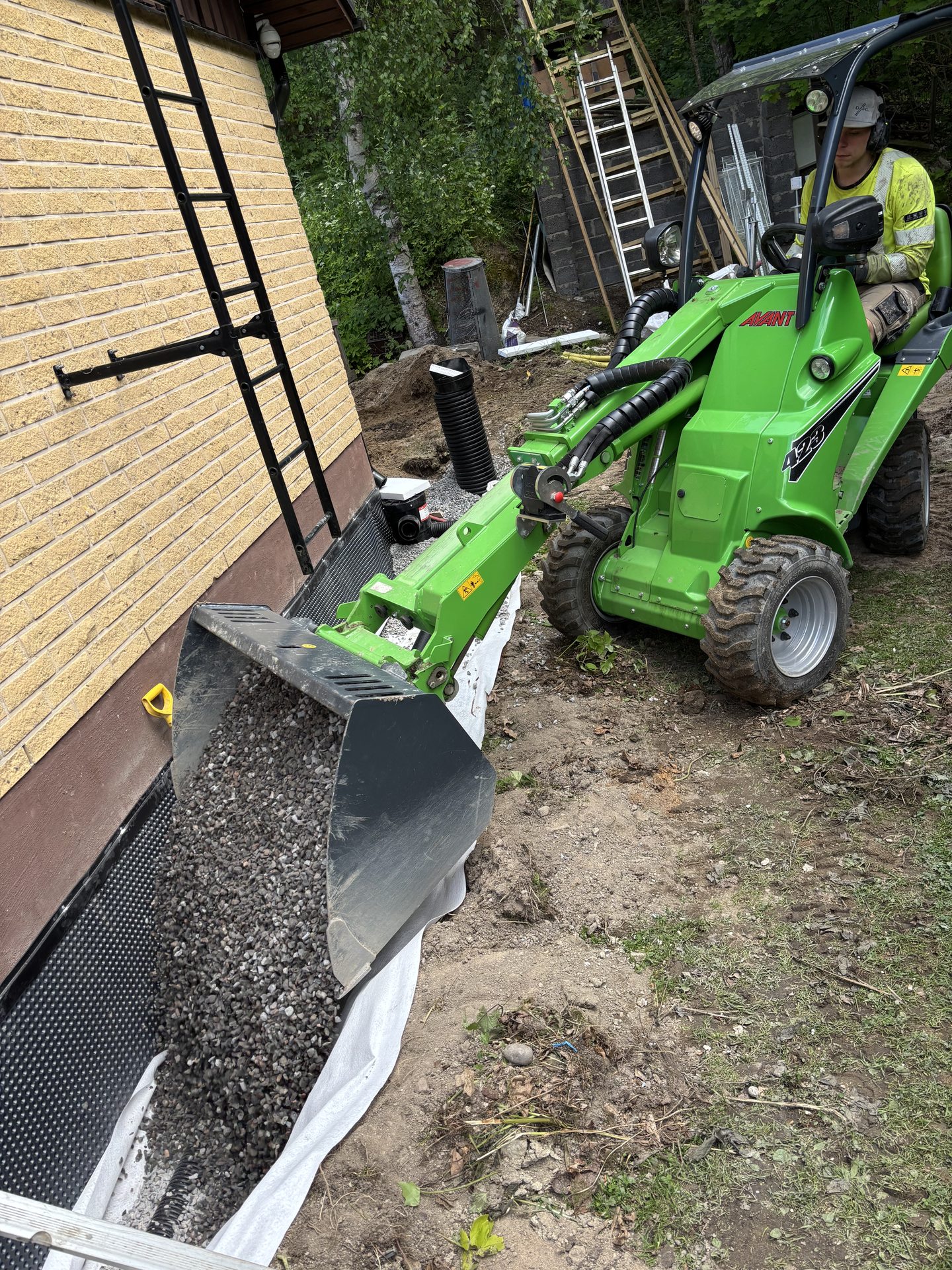 Avant kone salaoja töissä
